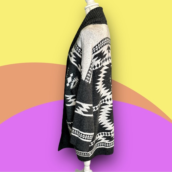 Plus Size Women’s Gray/White Fuzzy Shawl Collar Aztec Print Open Front Cardigan - Picture 10 of 11